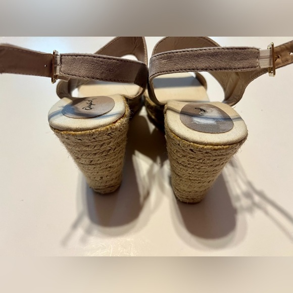 Qupid Wedge Taupe Suede Sandal Size:9 Shoe - Picture 3 of 5